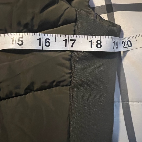 NWT- Women’s Quilted Vest w/Hood-Size L - - Picture 8 of 16
